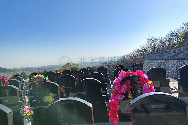 在购买北京公墓时需要缴纳哪些费用？